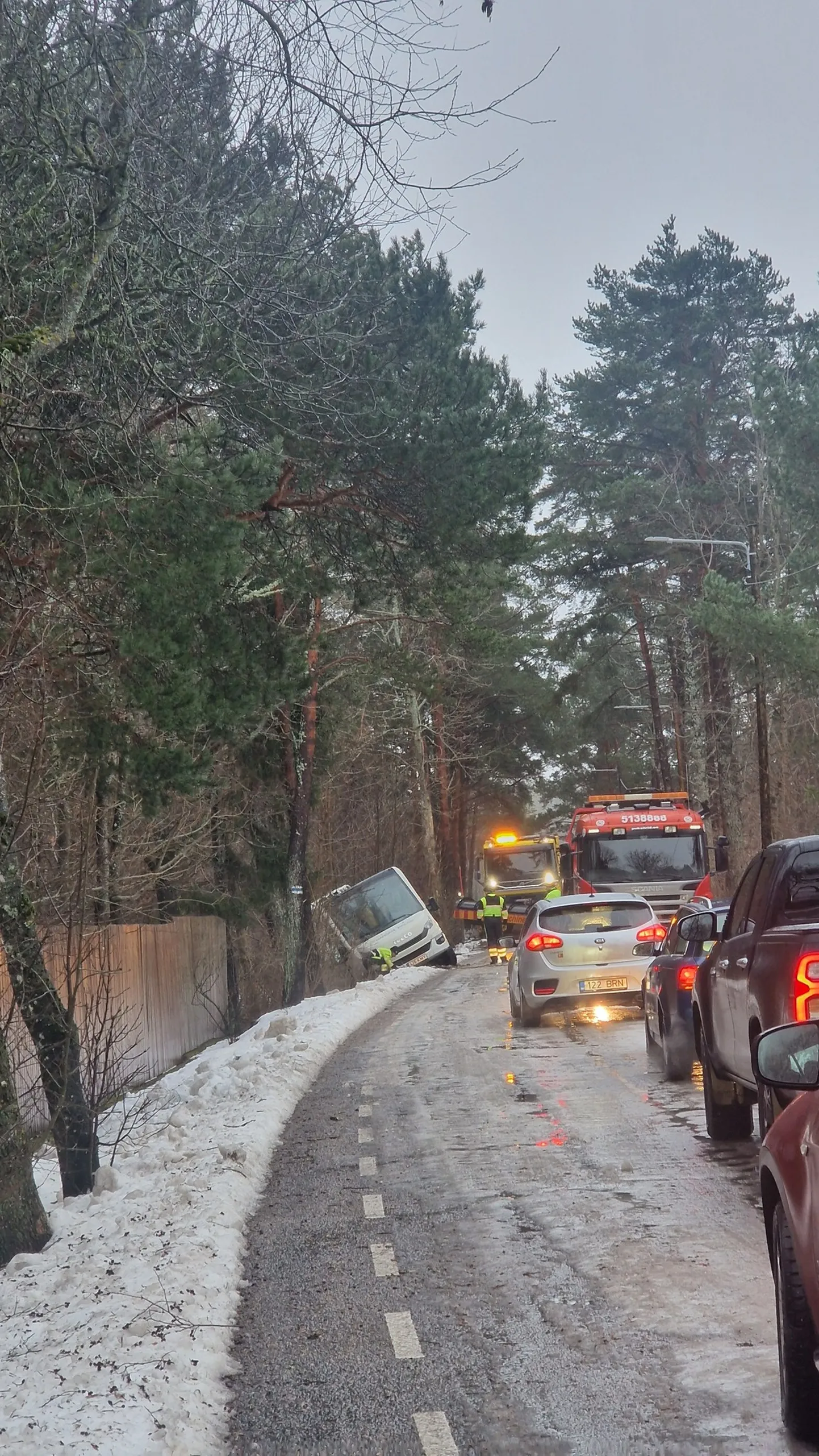Harku vallas sõitis koolibuss kraavi.