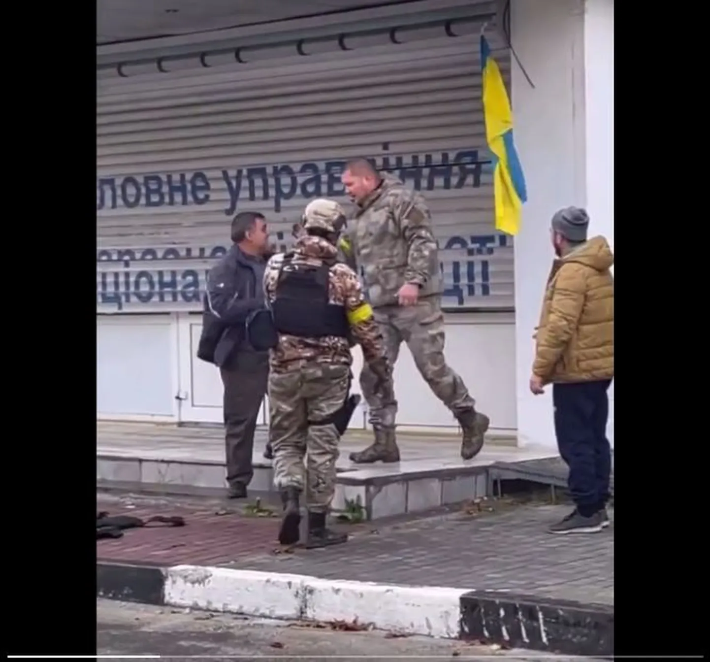 Ukraina sõdurid vabastasid Hersoni linna politseiameti.