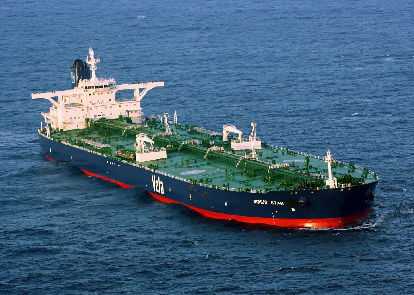 Libeeria lipu all sõitev saudide supertanker Sirius Star seismas ankrus Somaalia ranniku juures.
