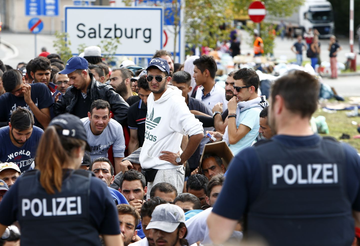 Saksamaa politseinikud Austria piiri ääres ootavate migrantidega 2015. aastal.