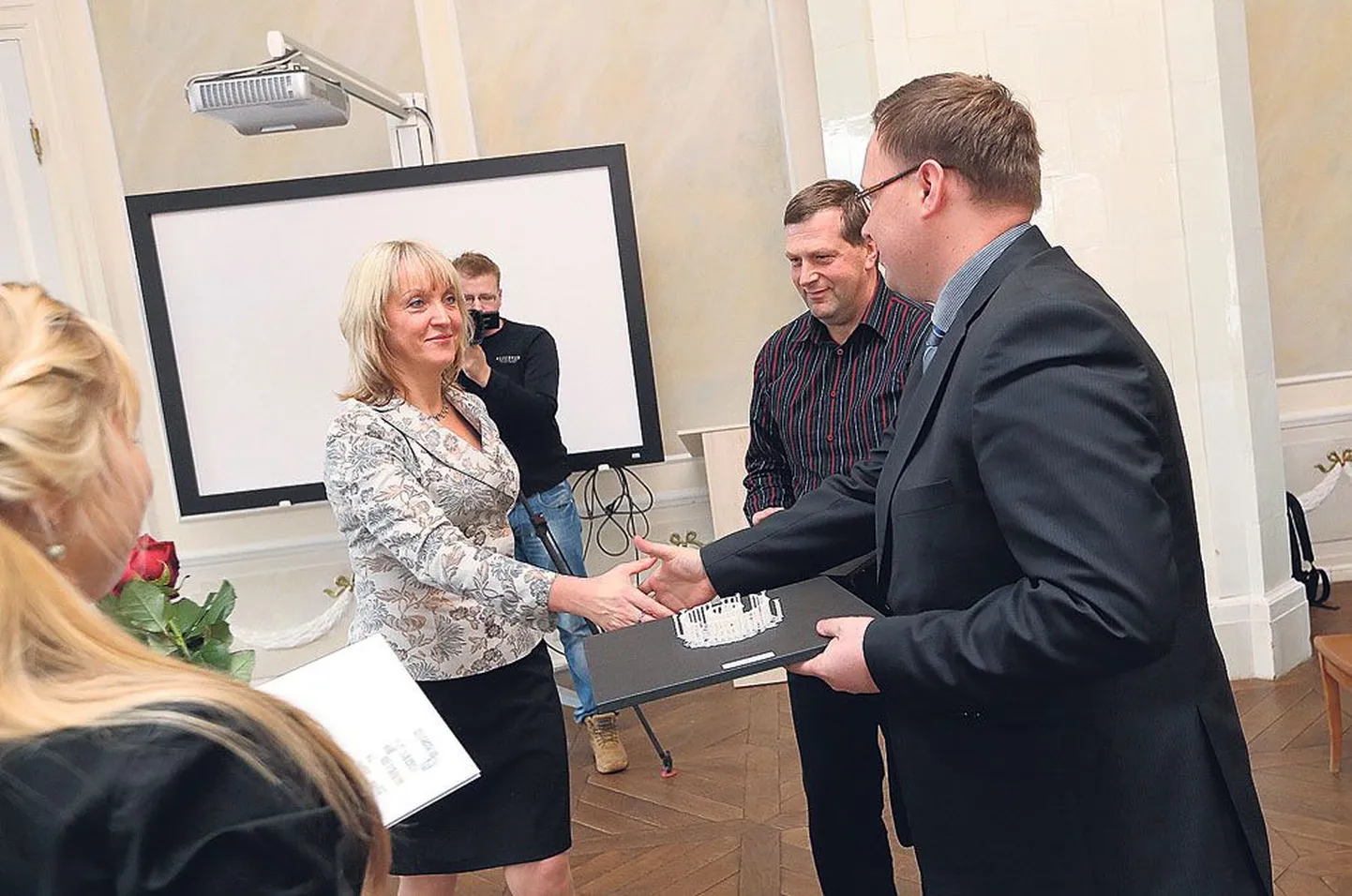 Tartu teo tiitli koos Kristiina Uslari teosega «Endless» andis Tartu raekoja saalis maanteeameti Lõuna regiooni ehitusvaldkonna juhile Janar Taalile (paremal) ja Tartu linnamajanduse osakonna asejuhatajale Andres Poolile kätte Postimehe peatoimetaja Merit Kopli.