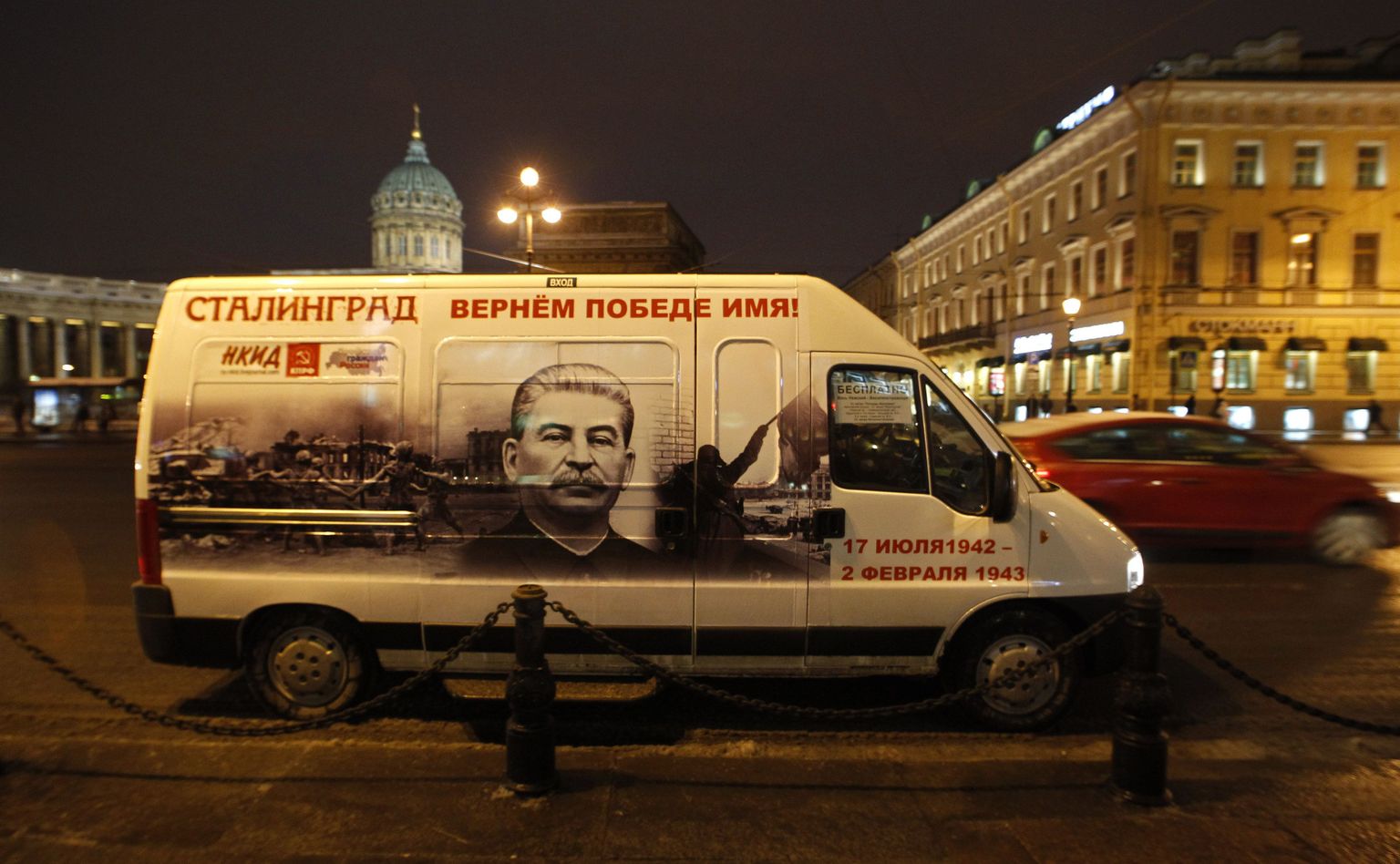 Stalini pildiga väikebuss Peterburis.