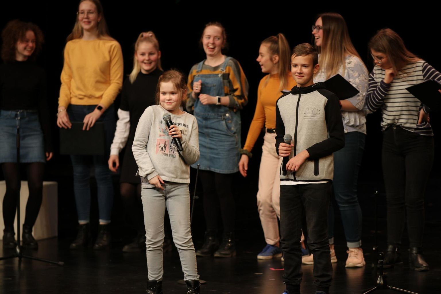 14. märtsil kohtuvad Ugala laval Eesti tuntud muusikud ja poolsada laululast ning kõlama hakkavad laulud 100-aastaseks saanud Ugala teatri lastelavastustest. Foto on tehtud pühapäeval proovis.