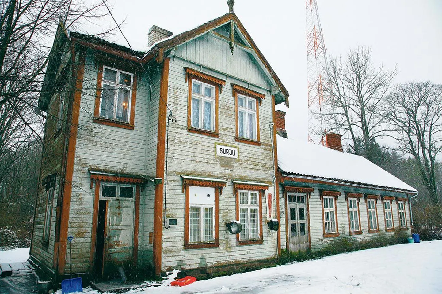 Muinsuskaitse alla võetud 1896. aastal ehitatud Surju jaamahoonet kaunistavad puitpitsid ja hoolast kätt vajava maja kõrval on säilinud tsaariaegsed raudteerajatised. Teisel pildil on Surju jaamakorraldaja Virve Mäemurd oma tööruumis ja ametirõivais, mille juurde käis uhke vormimüts. Kolmandal pildil näitab ta alles hoitud viimast vormiseelikut.