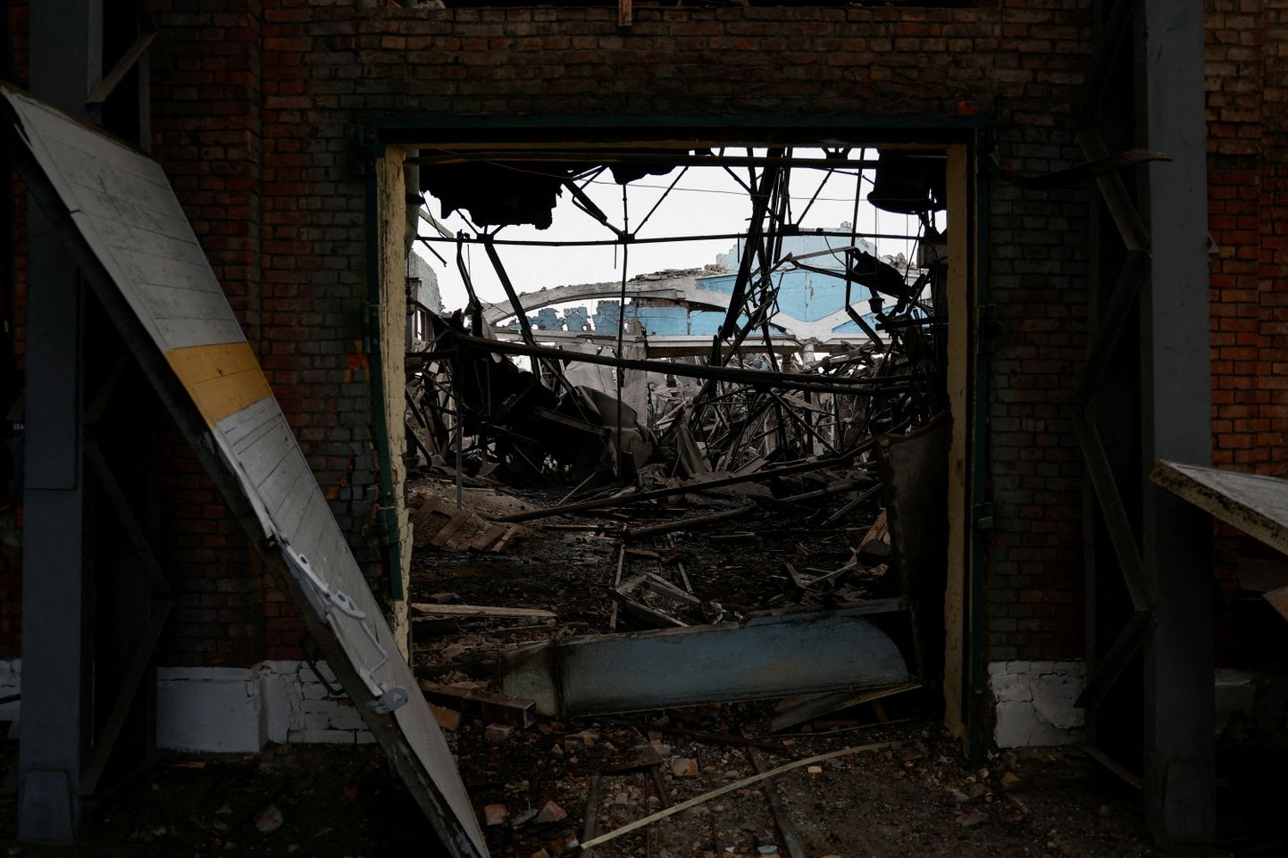 Уничтоженное здание завода в Киеве. 5 мая 2022 года