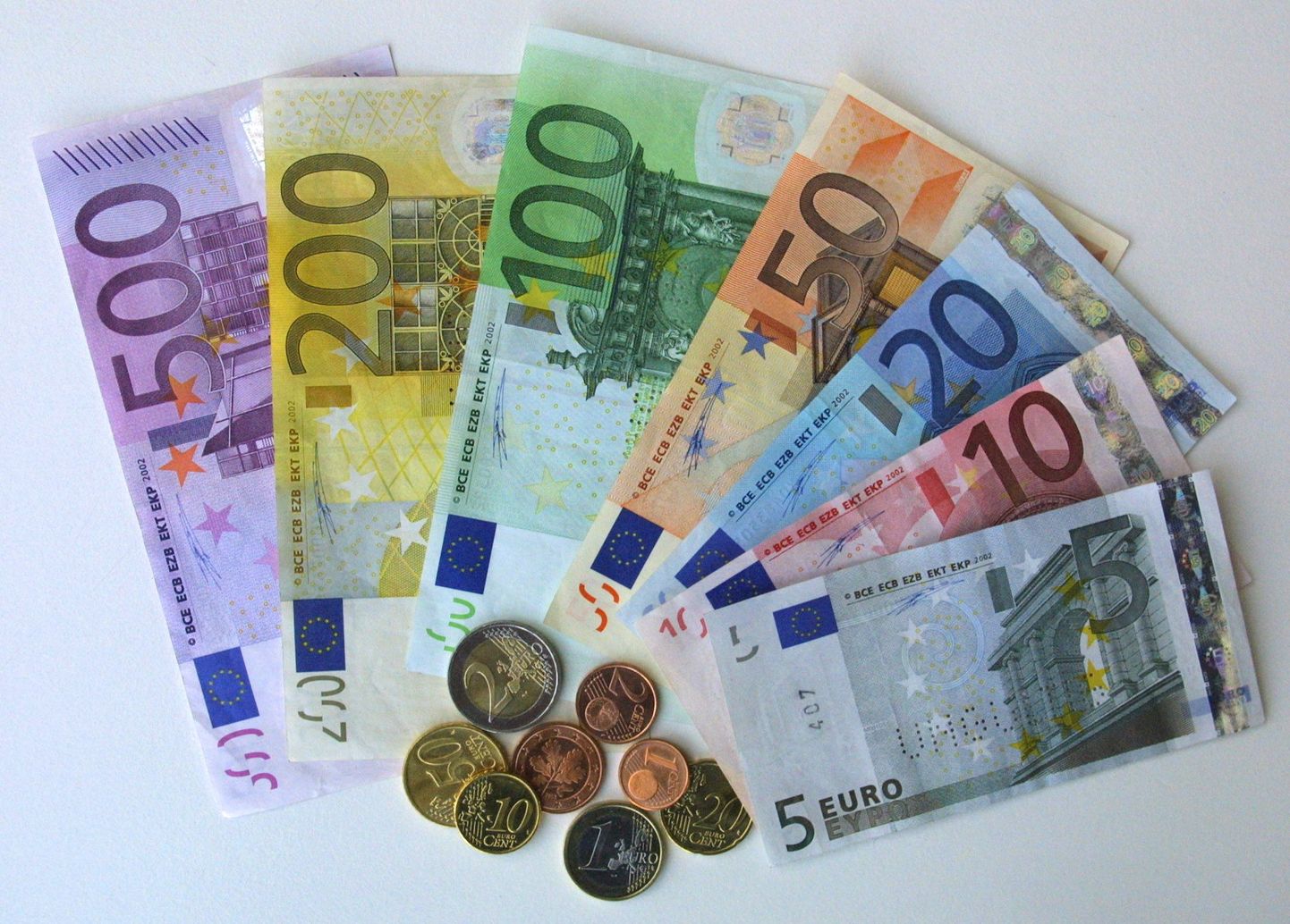 Ehtsad eurod kupüüride ja müntidena.