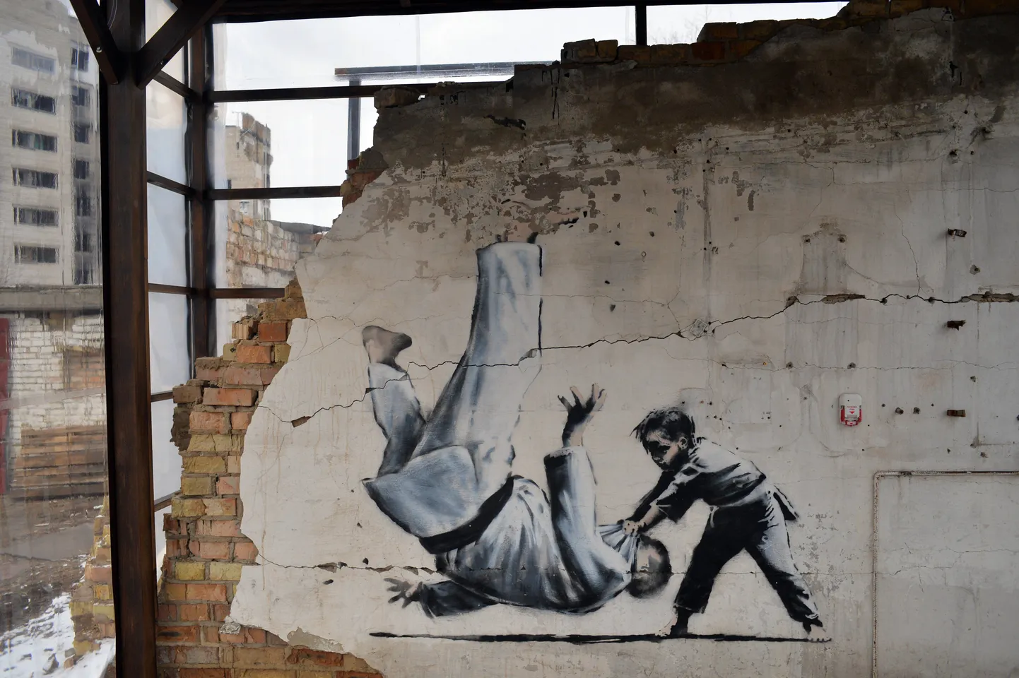 Banksy seinamaal puruks pommitatud Ukrainas.