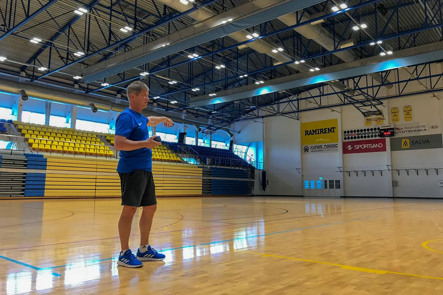 Sügisel saab juhtida Rakvere spordihalli suure saali leedvalgusteid lülitite juurde minemata. Spordikeskuse haldusjuhi Andres Uska sõnul piisab vaid nutiseadmest ja spetsiaalsest programmist.