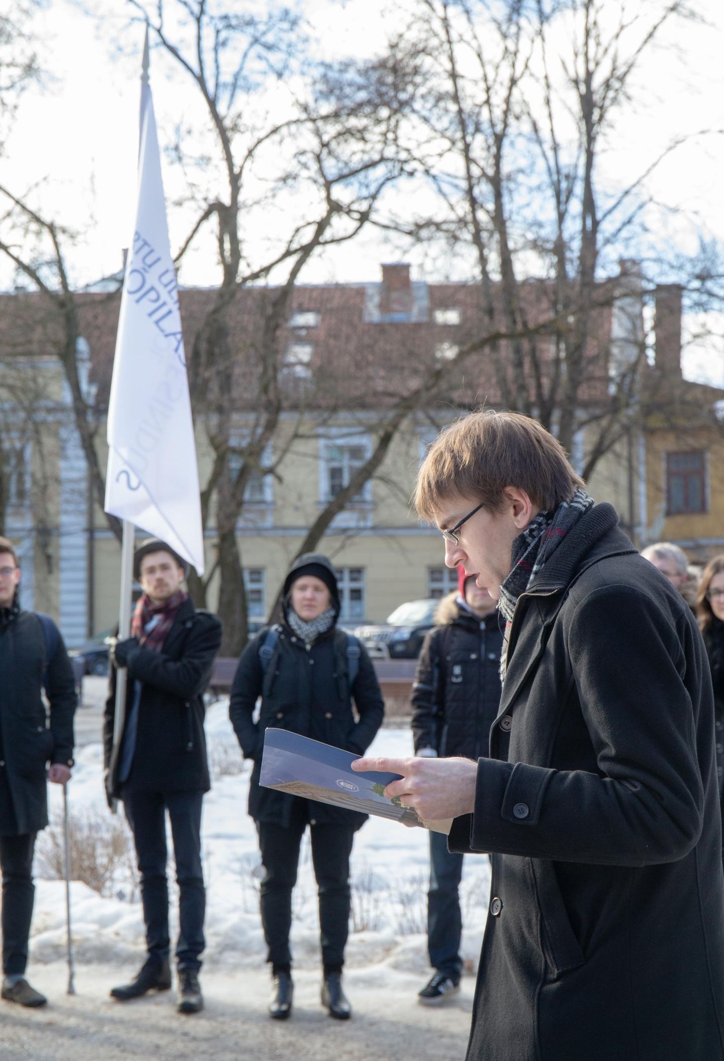 Eile luges haridus- ja teadusministeeriumi ees teadusrahastuse toetuseks deklaratsiooni ette Tartu ülikooli üliõpilasesinduse esimees Allan Aksiim.