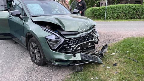 FOTOD ⟩ Kuressaares põrkasid ristmikul kokku Kia ja Ford