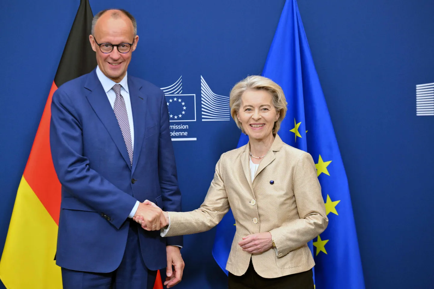 Euroopa Komisjoni president Ursula Von der Leyen (paremal) surumas Saksa kantsleri Friedrich Merzi kätt Brüsselis 9. mail 2025.