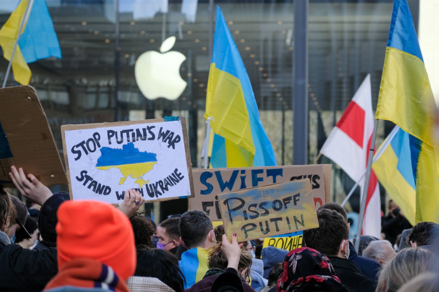 Ukraina-meelne demonstratsioon 26. veebruaril Düsseldorfis Apple'i tehnikapoe ees.