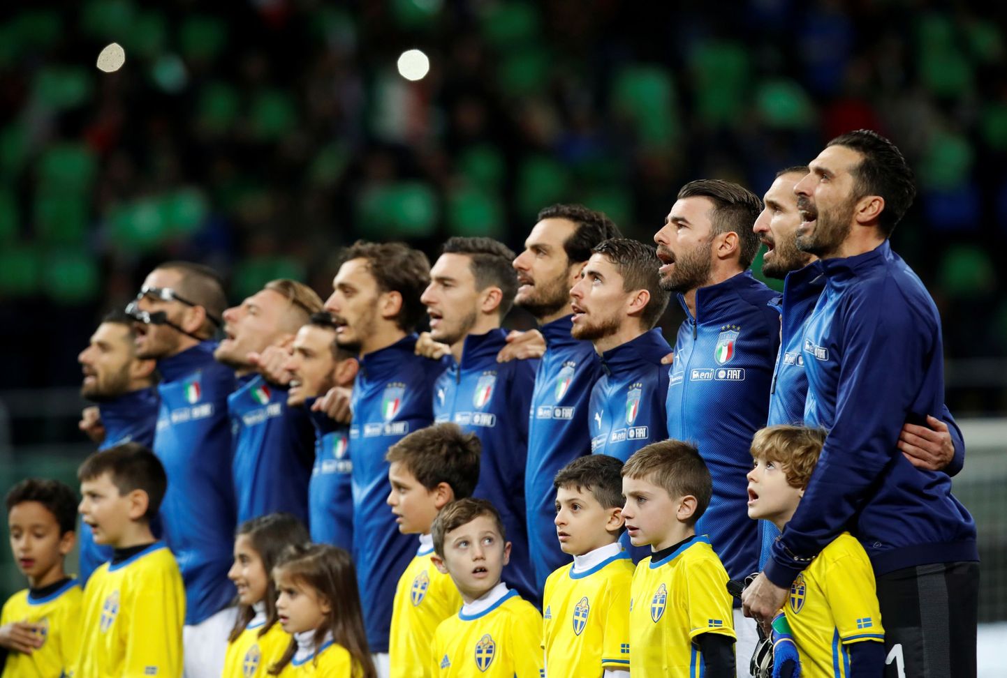 Itaalia jalgpallikoondis laulmas rahvushümni enne MM-i play-off mängu Rootsi vastu.