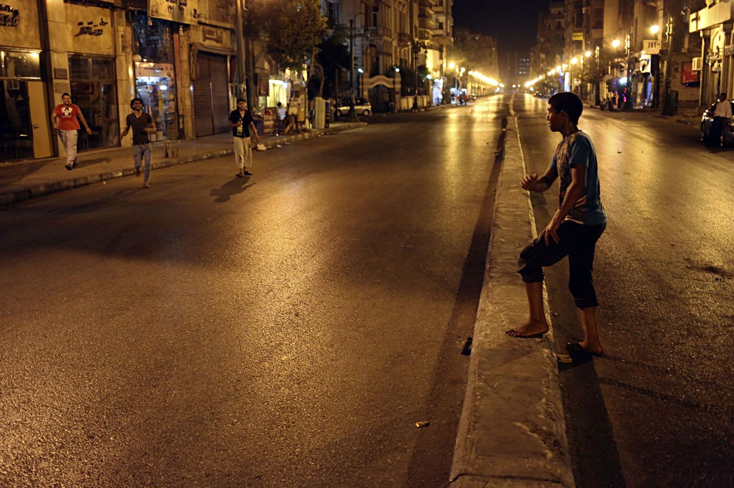 Egiptlased pealinnas Kairos selle aasta augustis öise liikumiskeelu tõttu tühjaks jäänud tänavatel jalgpalli mängimas.