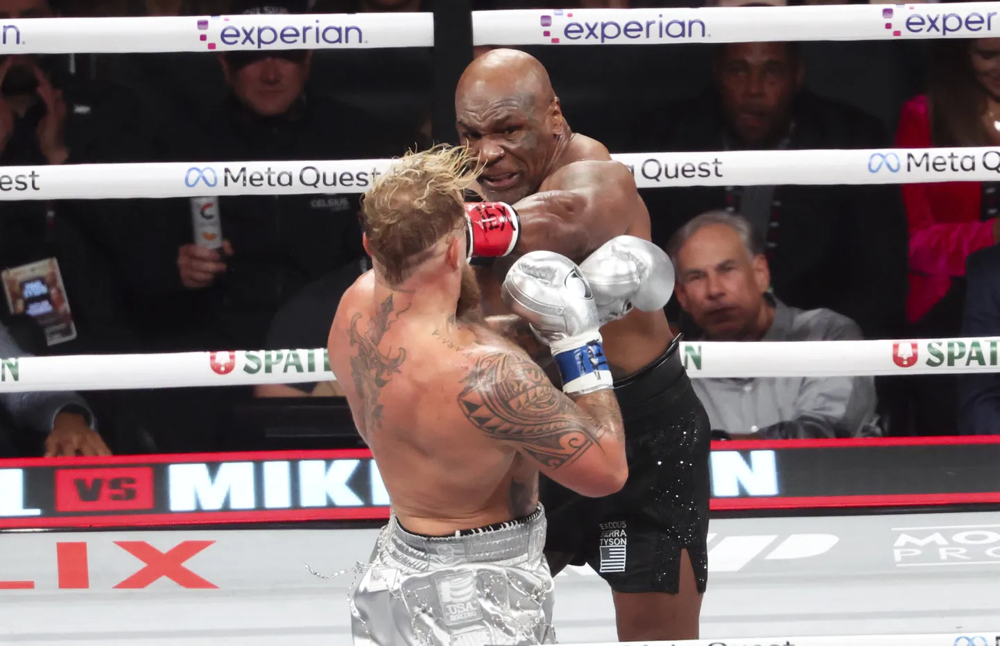 Mike Tyson (paremal).