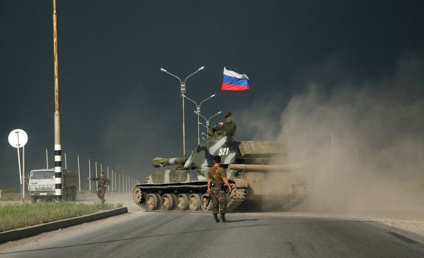 Vene sõdurid tanki juures.