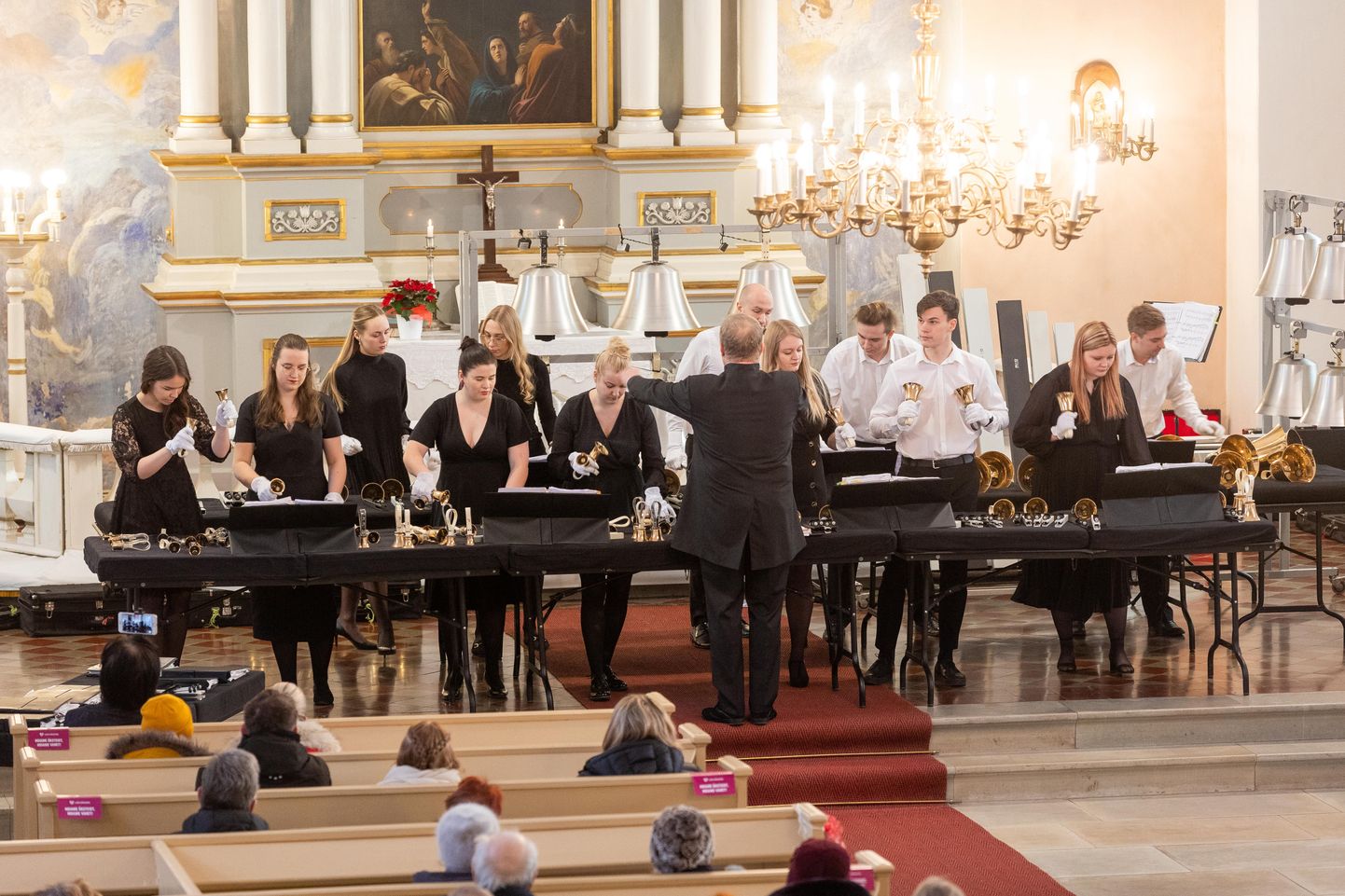 Arsise ansambel Aivar Mäe dirigeerimisel Paide kirikus jõulude ajal 2021.