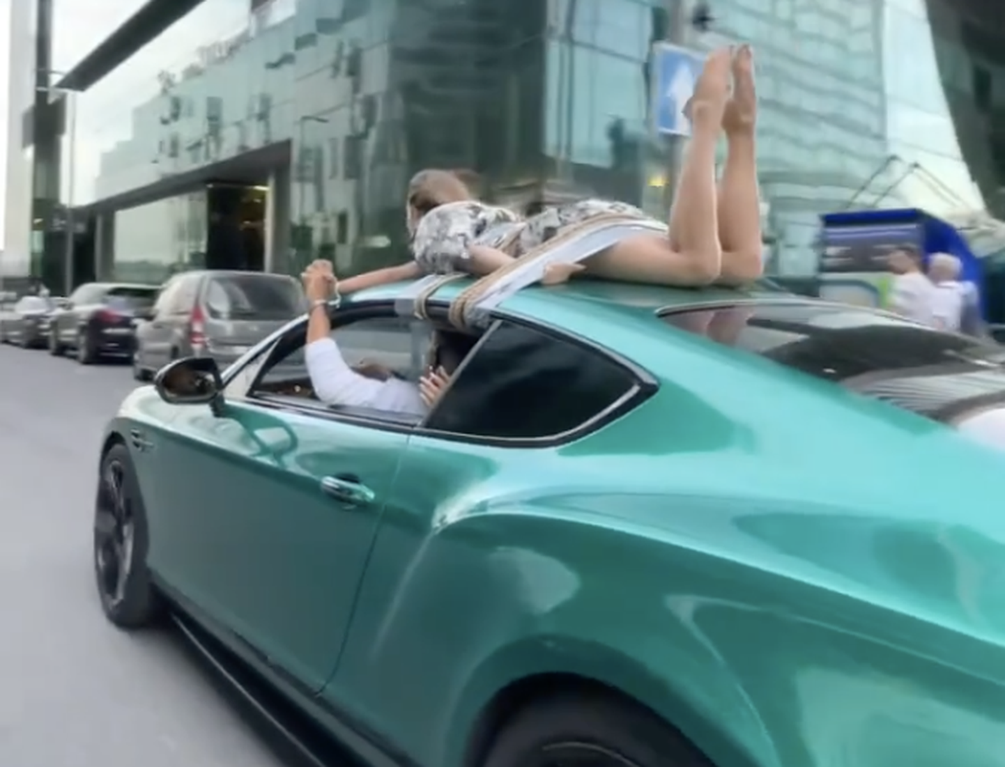 Сергей Косенко привязал свою девушку к крыше автомобиля и устроил заезд по улицам Москвы