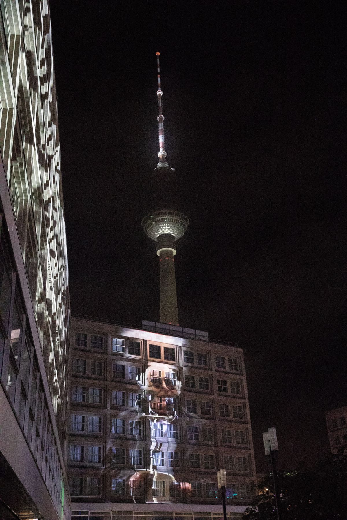 Berliini Alexanderplatzi hoonetel näidatakse müüri langemise aastapäeva puhul ajaloolisi videokaadreid ja graafilisi kujutisi.