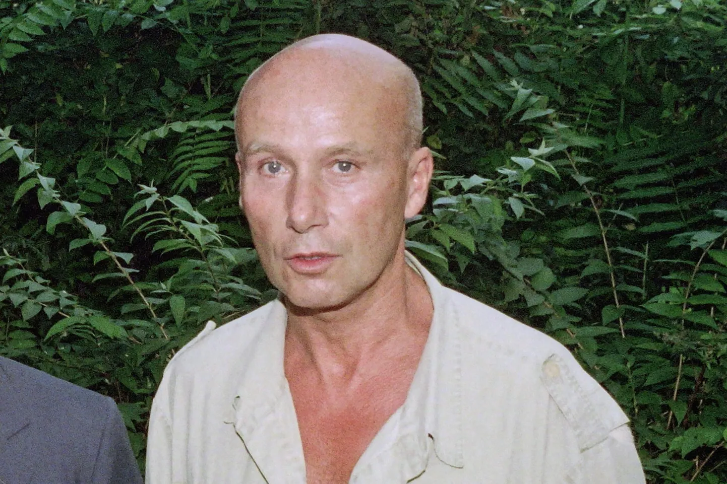 Prantsuse kirjanik Gabriel Matzneff kirjutas oma mitmes raamatus suhetest teismeliste tüdrukutega Prantsusmaal ja kaheksa-aastaste poistega Filipiinidel.