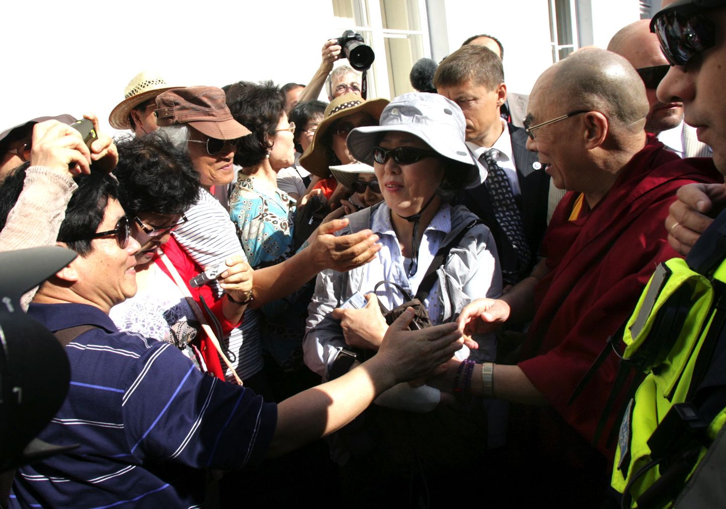 Dalai-laama turistide piiramisrõngas.