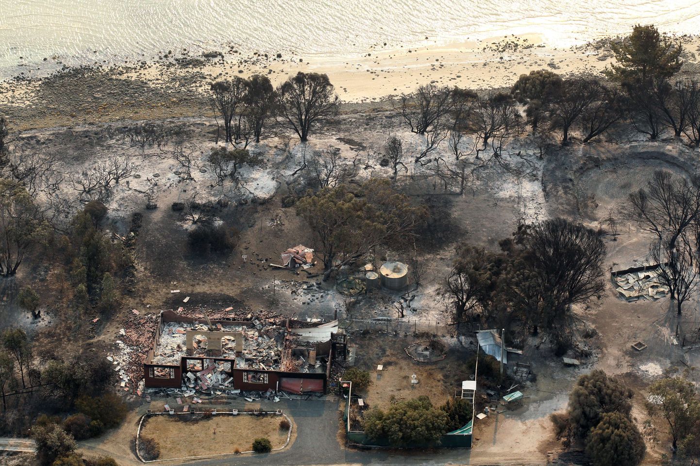 Üleeilsel fotol on näha Austraalia kõige lõunapoolsemat osariiki Tasmaaniat tabanud maastikupõlengute tagajärge.