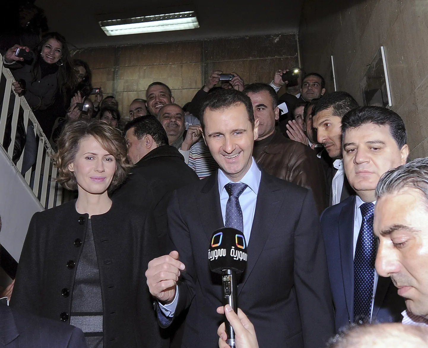 Süüria president Bashar al-Assad (keskel) koos abikaasa Asmaga eile Damaskuses.
