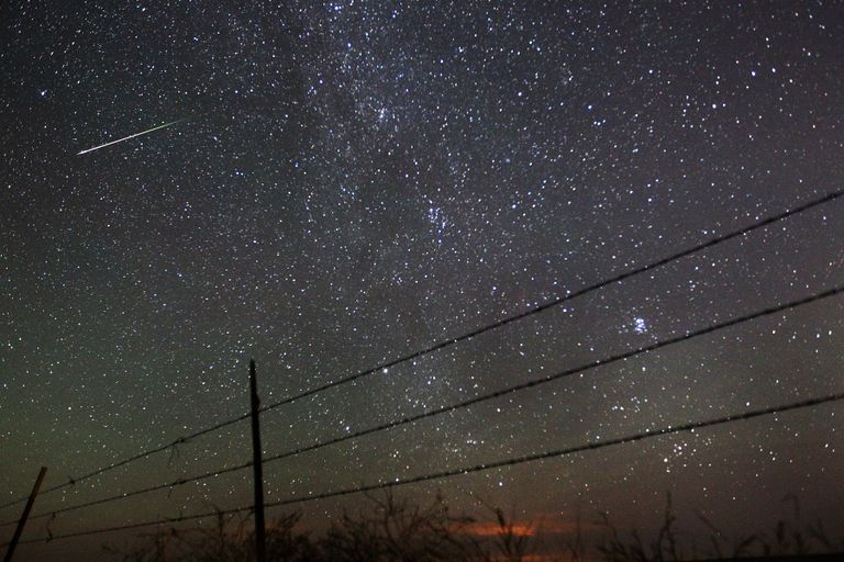 Osa Linnuteest vaadantuna Maalt. Fotol vasakul on näha ka meteoriiti.
