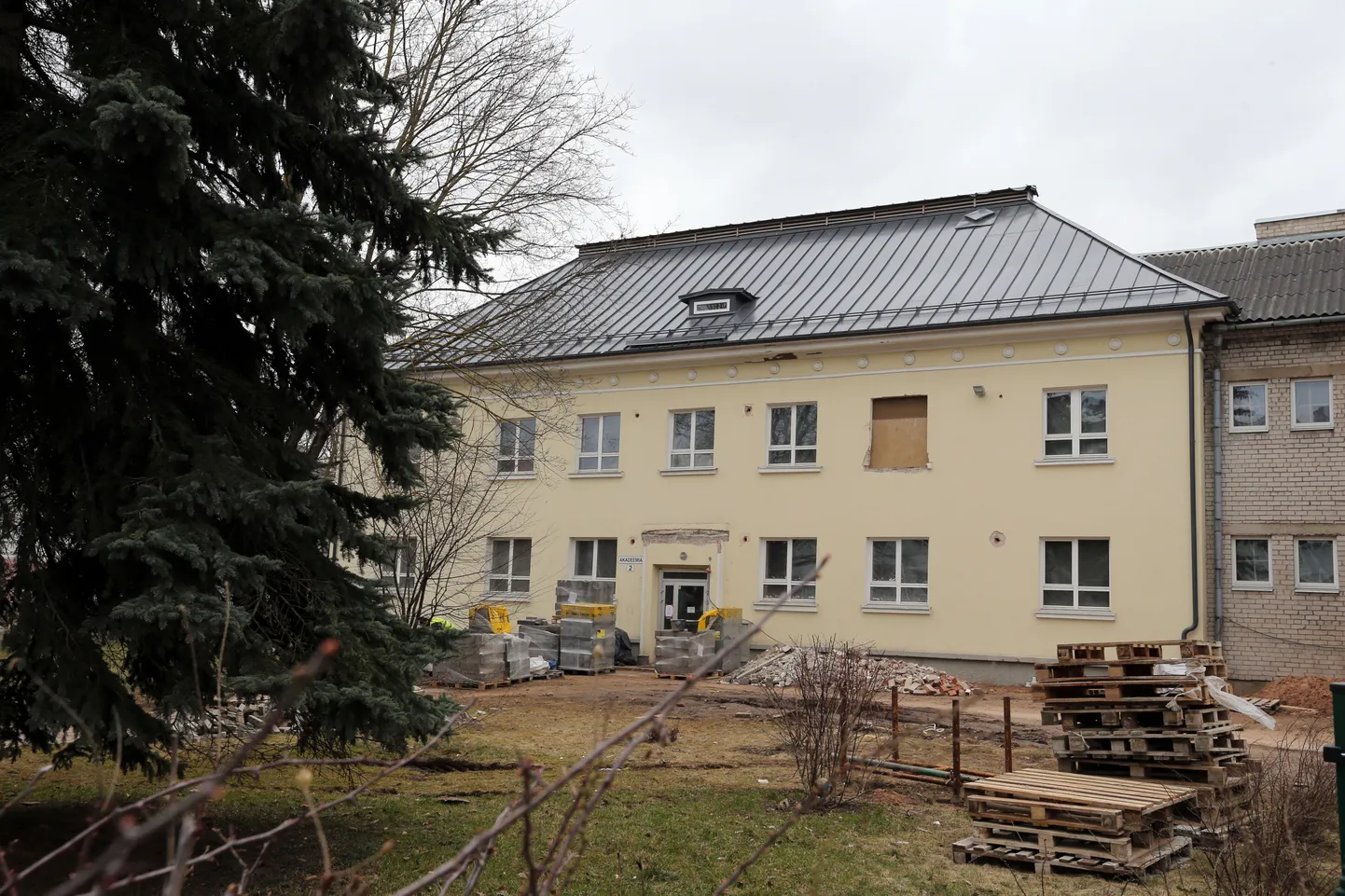 Akadeemia tänaval asuvas Kesklinna lastekeskuses käib suur remont. Tartu linnavalitsus soovib sinna eurotoetuse abil teha ka juurdeehitise, kuhu mahub kaks rühma mudilasi.