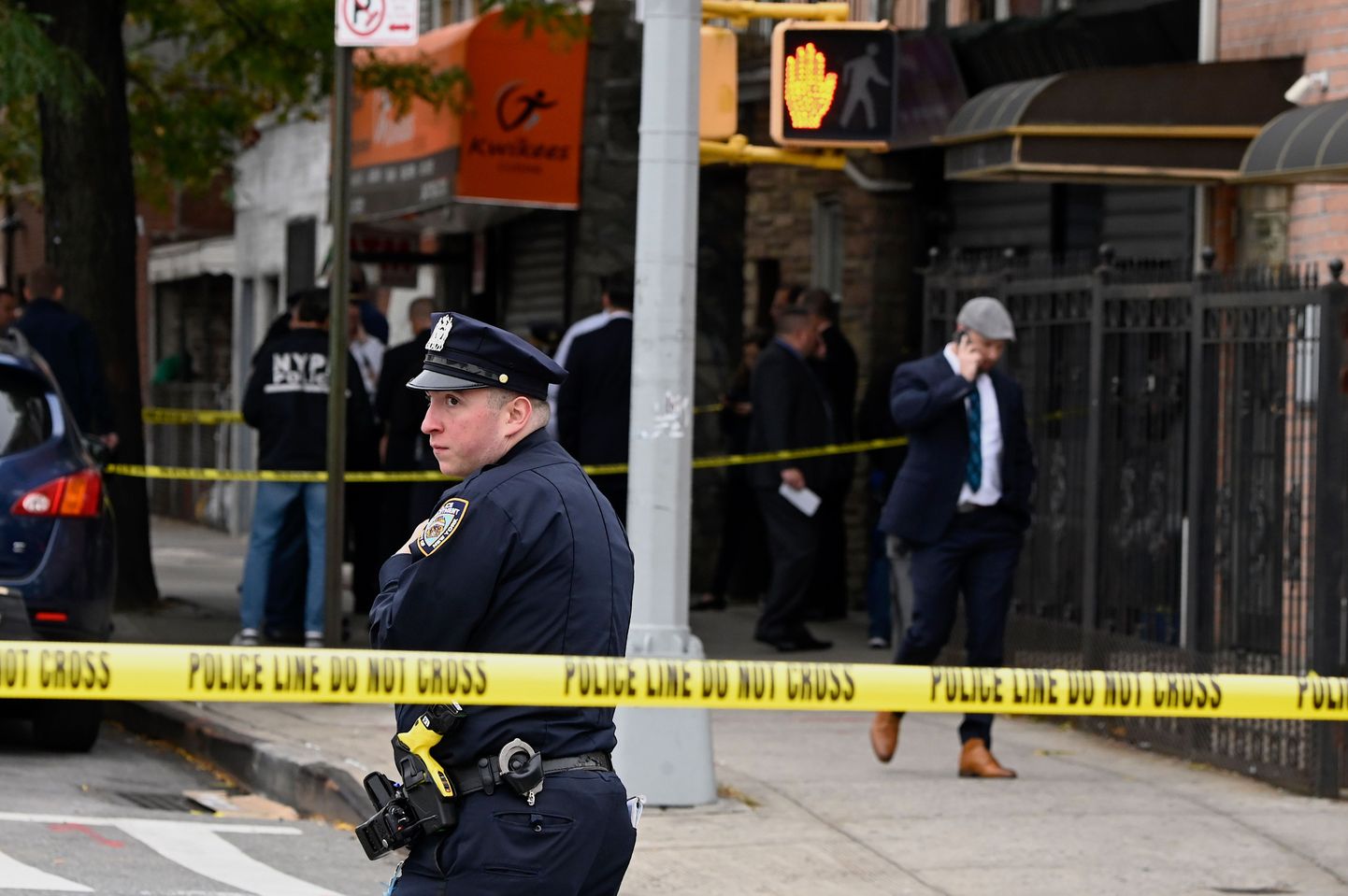 Policisti pēc apšaudes norobežo klubu Ņujorkā. 
