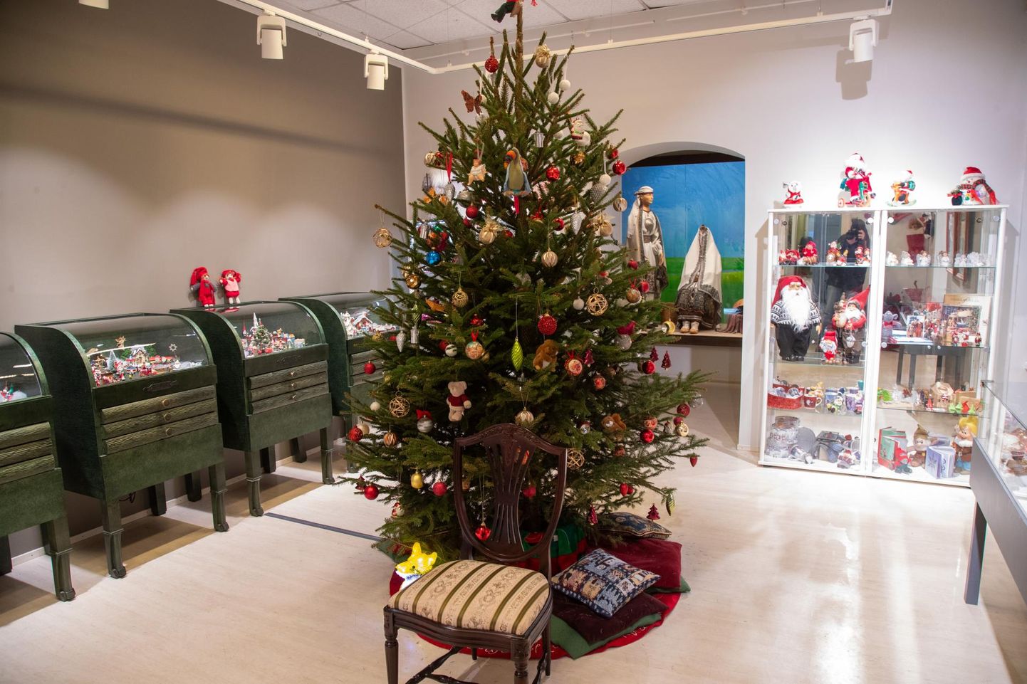 Detsembri algul Viljandi muuseumis avatud näitusel "Jõuluootus" on kesksele kohale seatud jõulupuu, kõige tähtsamale kohale aga mälestused ja ajalugu.