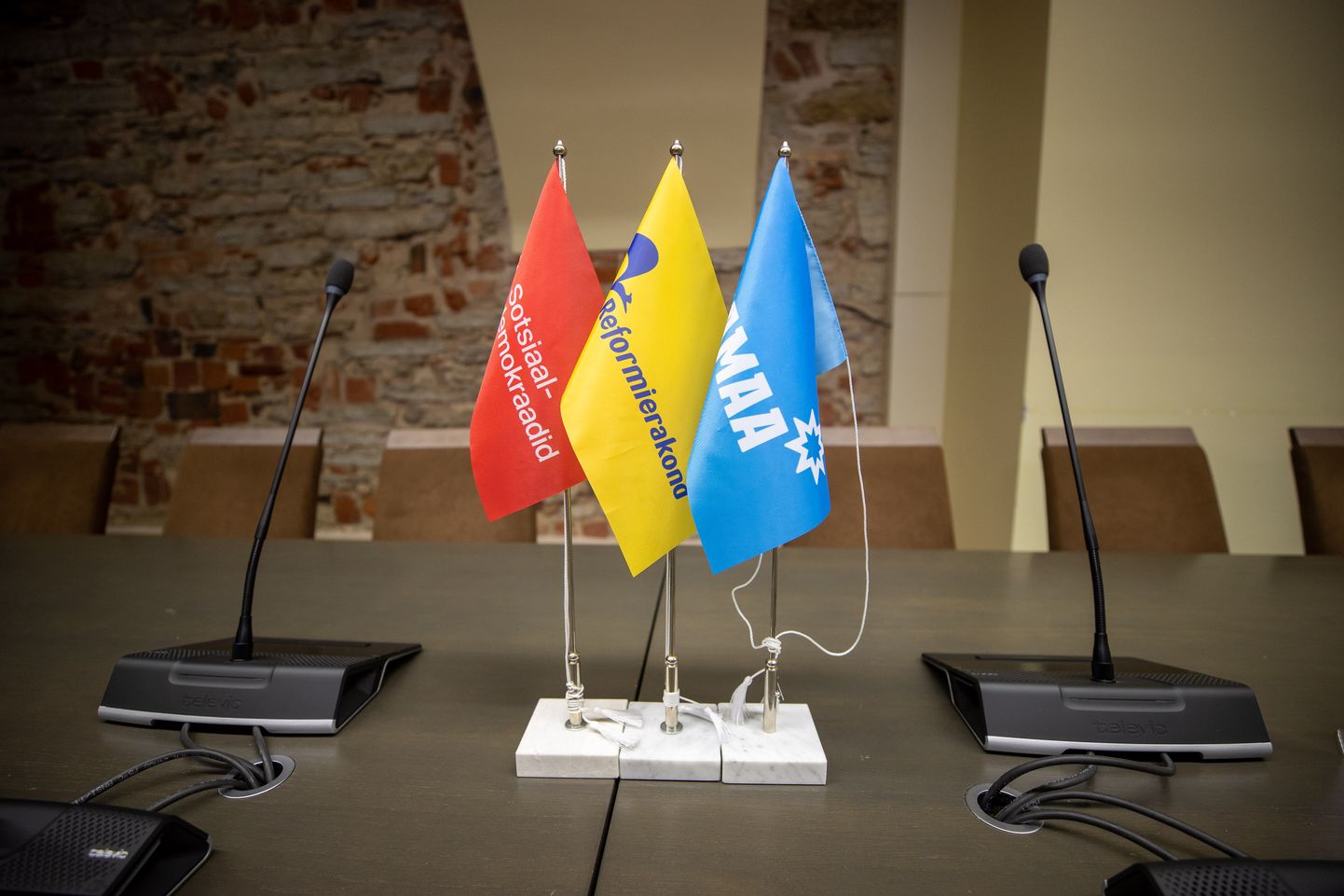 Флаги партий, входящих в коалицию.