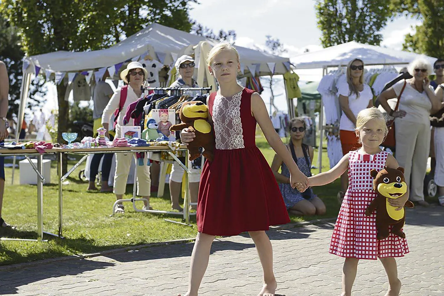 Kolmandat korda Pärnus peetava Liivakaru-nimelise lastemoeürituse üheks osaks on moe-show’d, kus näeb väikeste modellide seljas Eesti uusimat lastemoodi.