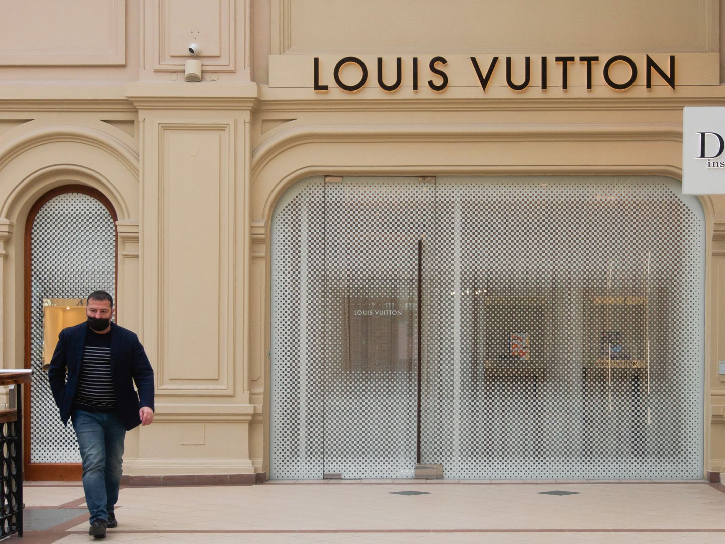 Бренд Louis Vuitton закрыл все своим магазины в России