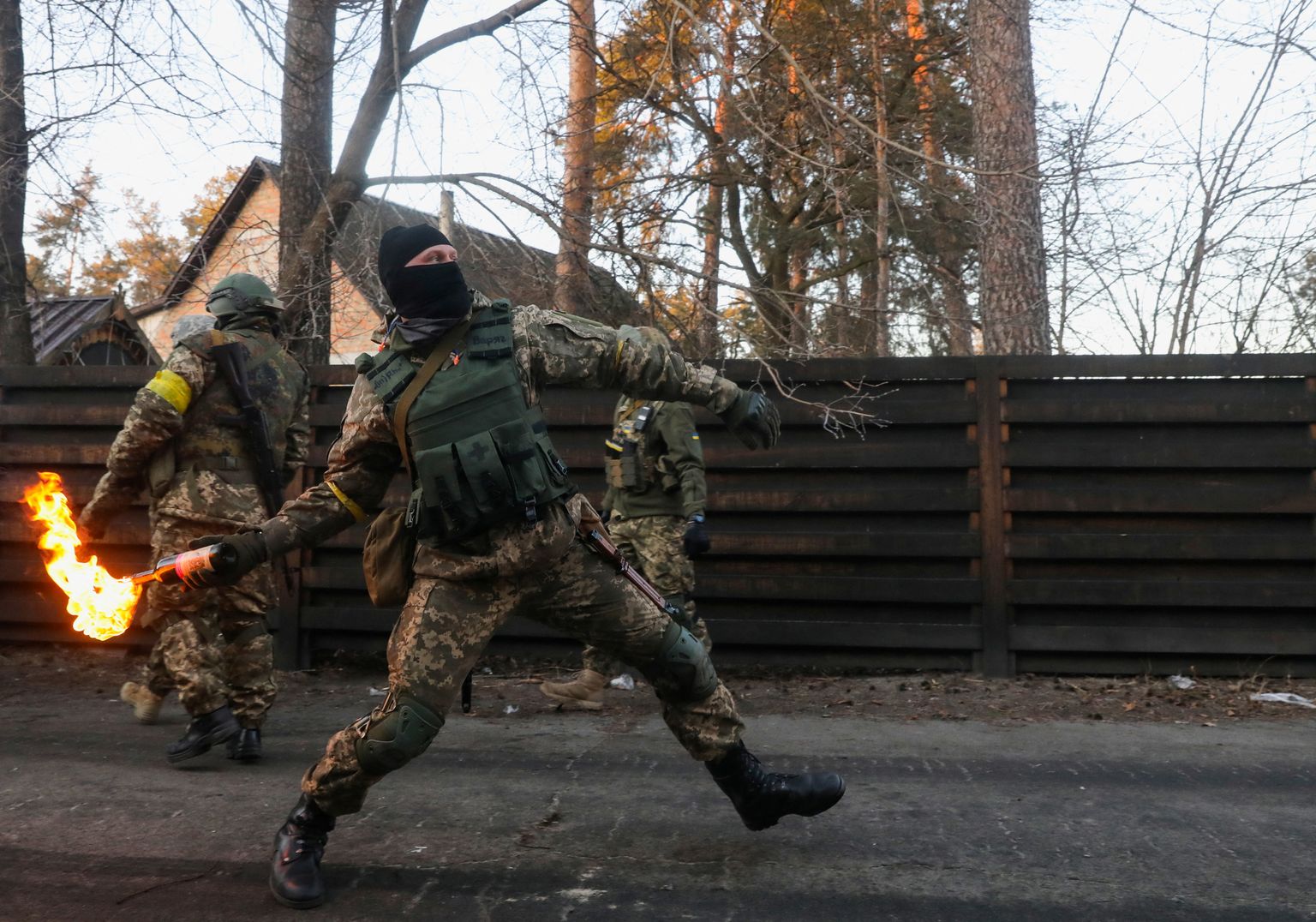 Ukraina territoriaalse kaitse üksuse sõdur viskamas 10. märtsil 2022 Kiievi lähedal süütepudelit