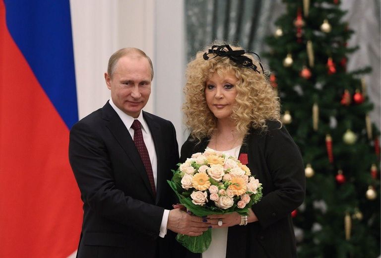В 2014 году Путин наградил Пугачеву орденом "За заслуги перед Отечеством"