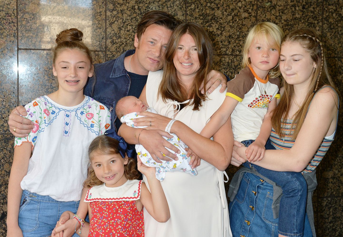 Jools ja Jamie Oliver vastsündinud pojaga, kelle nimeks sai River Rocket, ning oma vanemate laste Daisy Boo Pamela, Petal Blossom Rainbow, Buddy Bear Maurice ja Poppy Honey Rosiega.