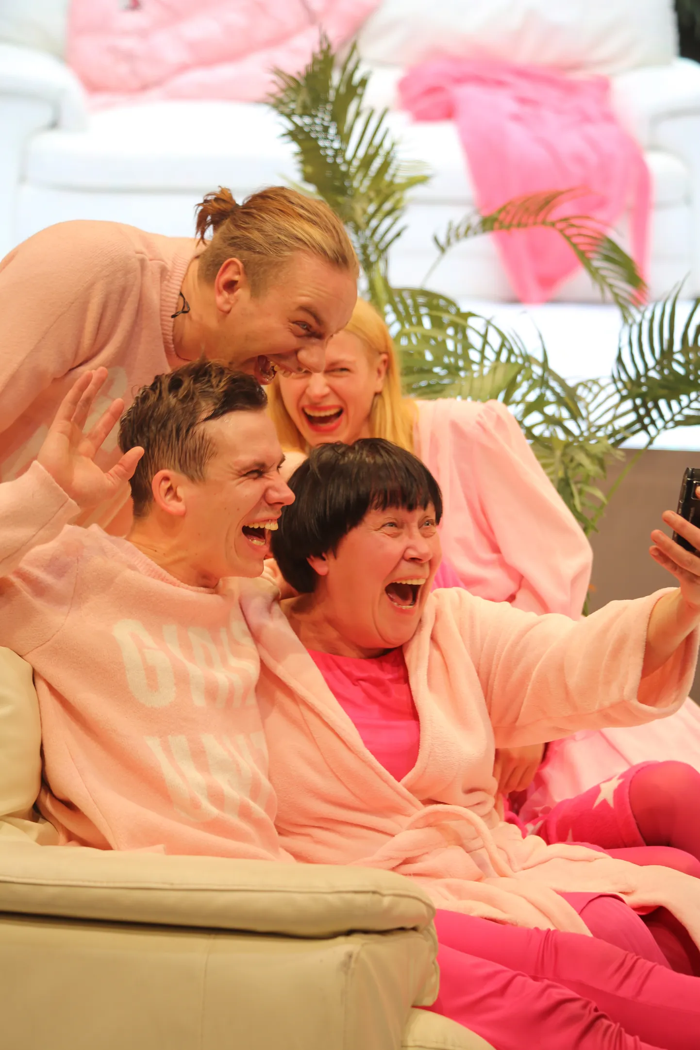 Hetk Ene-Liis Semperi lavastusest «NO33 Hüsteeria», fotol näitlejad Rasmus Kaljujärv, Marika Vaarik, Jörgen Liik ja Eva Koldits.