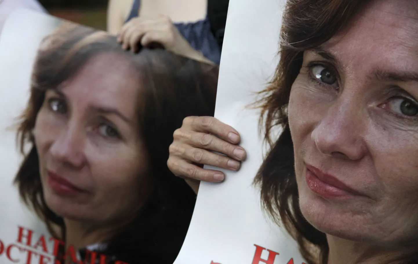 Plakatid mullu Tšetšeenias tapetud inimõiguslase Natalja Estemirova pildiga.