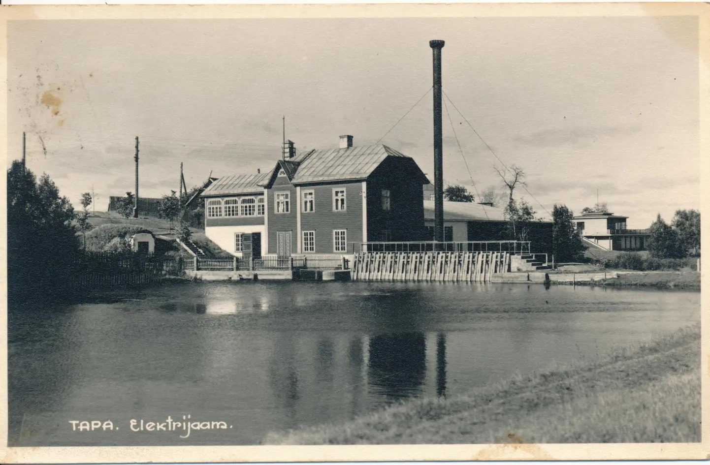 1939. aastal saadetud postkaardil pole näha märkigi sellest, et elektrijaamas kaheksa aastat varem tõsine põleng oli.