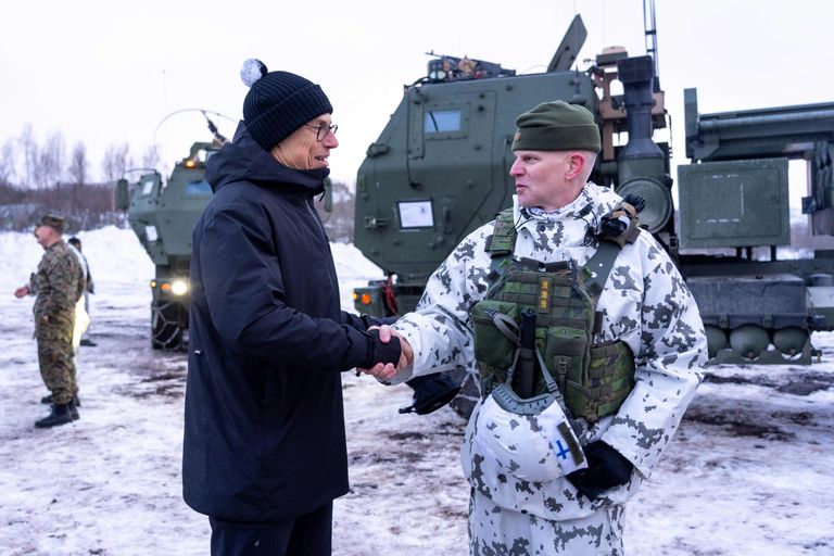Президент Финляндии Александр Стубб (слева) приветствует командующего финской армией генерал-лейтенанта Паси Волимки во время военных учений Nordic Response 24 в Альте, северная Норвегия, 7 марта 2024 года.