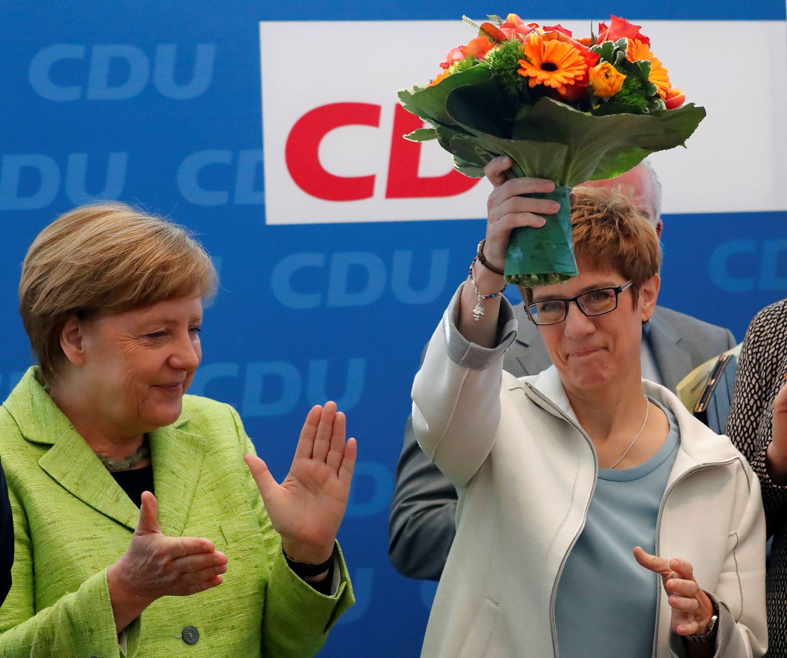 Saksamaa konservatiivist liidukantsler Angela Merkel ja Saarimaa senine peaminister Annegret Kramp-Karrenbauer eile võidukalt Berliinis.