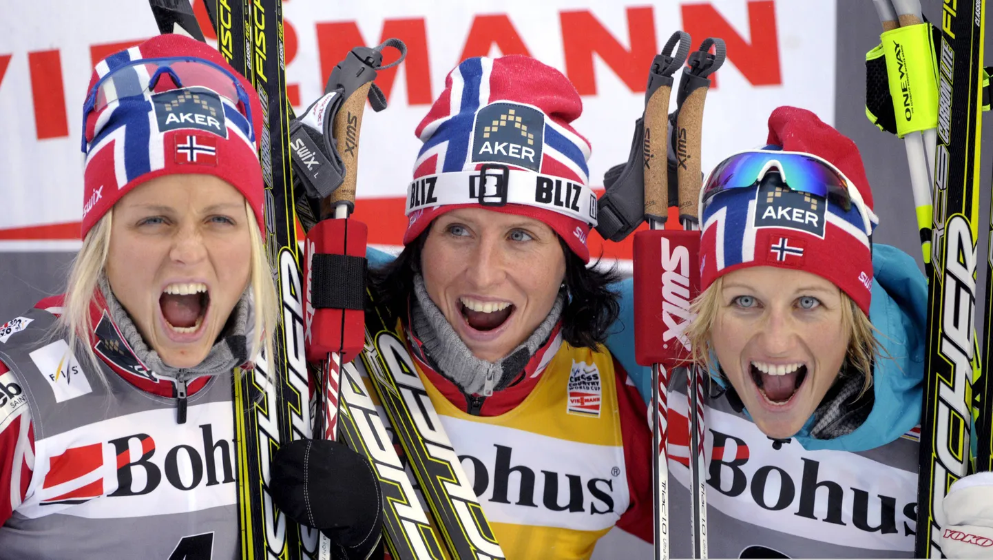 Therese Johaug (L), Marit Bjorgen ja Vibeke Skofterud