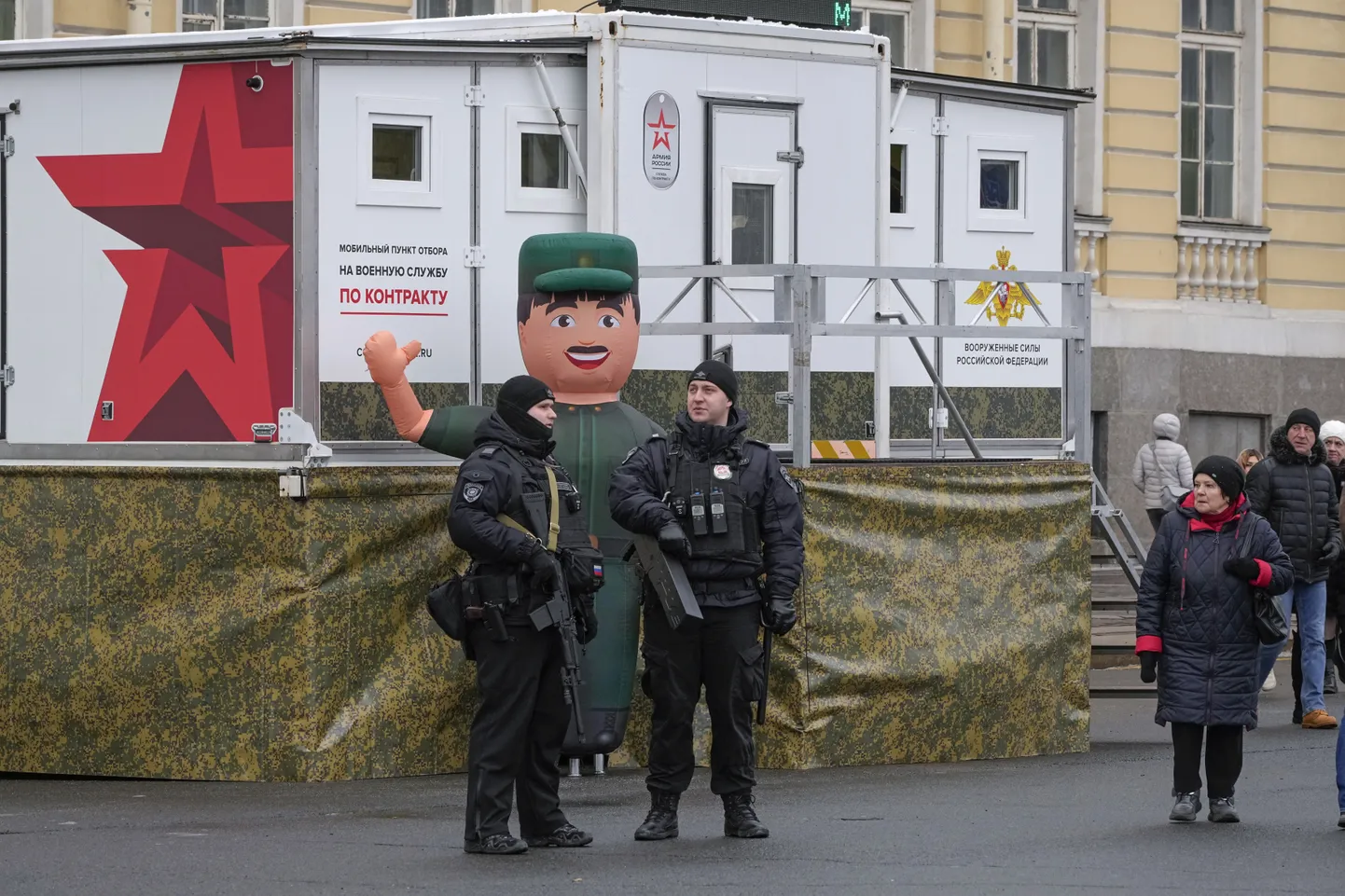 Vene politsei sõjaväe värbamisbüroo ees valves Peterburis 27. jaanuaril 2024. aastal.