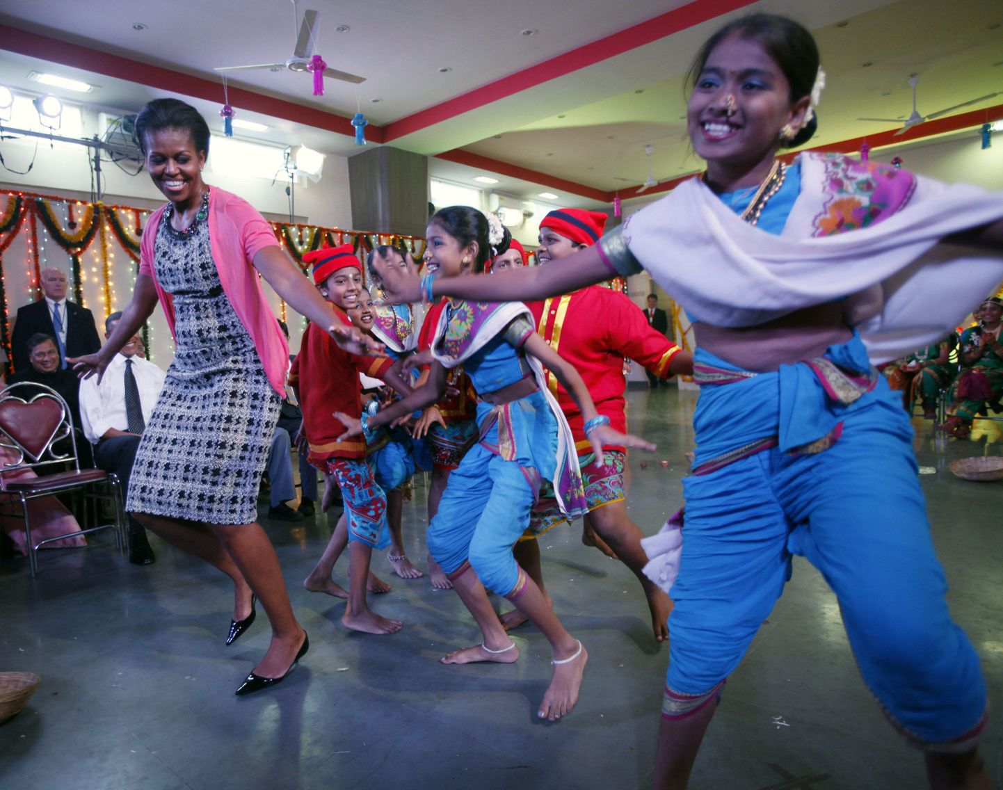 Michelle Obama tantsimas indialastega.