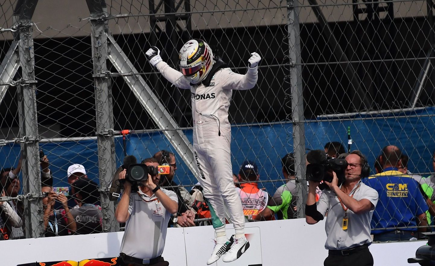 Lewis Hamilton Mehhikos rõõmustamas.