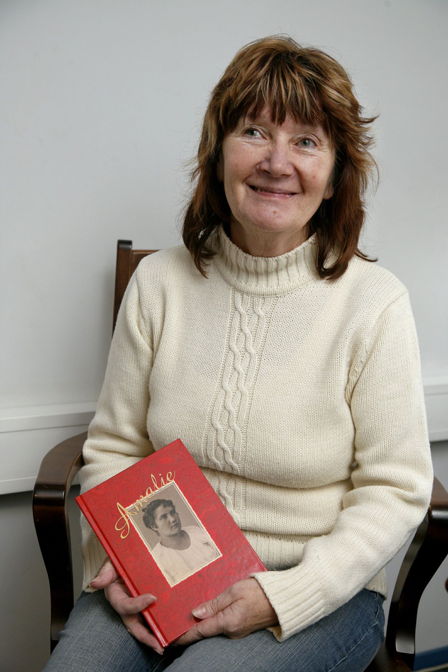 Eve Ernis oma vanaemast kirjutatud raamatuga Amalie.