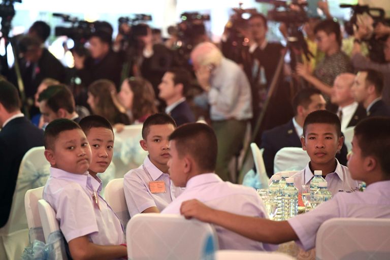 Metssea jalgpallimeeskonna poisid Bangkokis toimunud tänusündmusel ja õhtusöögil