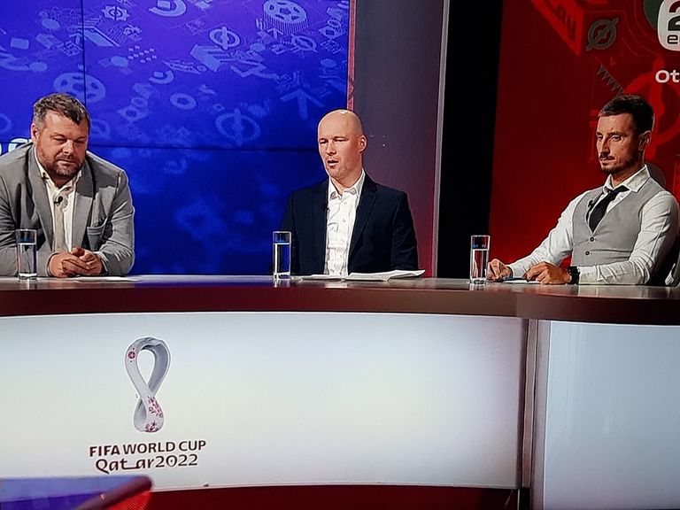 Poola ja Argentiina mängu kommenteerivad jalgpallistuudios (vasakult) Marko Kristal, Karel Voolaid ja Vladimir Vassiljev.