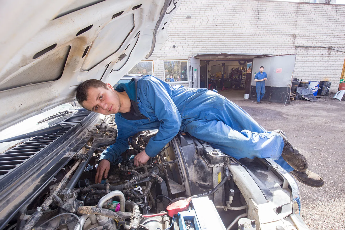 Järvamaa kutsehariduskeskuses kolmandat aastat autoeriala õppival Mihkel Kanguril pole kodulinna ettevõttes praktikal olles  tulnudki teha veel nii keerulisi töid, kui olid võistlusel.